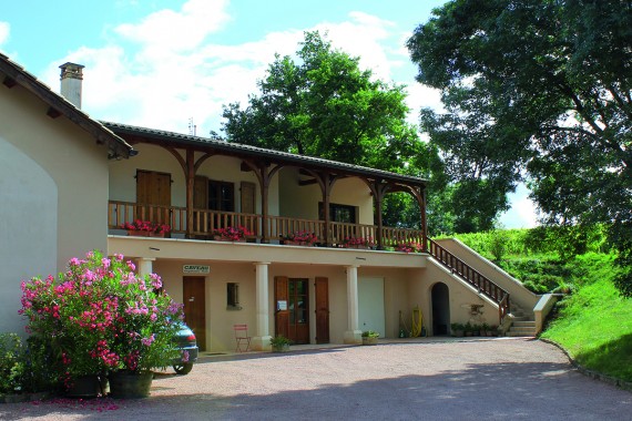 They build the house adjoining the vat room, with the basement for labelling and the tasting cellar, then rent 0.23&bnsp;ha of Juliénas to expand their activity.