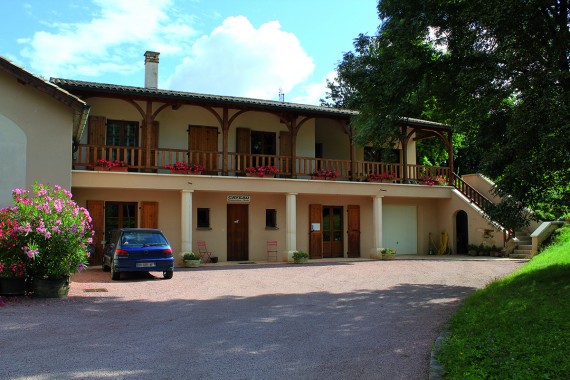 Ils construisent contre le cuvage, la maison d’habitation et le sous-sol pour l’étiquetage et le caveau puis ajoutent 0,23 ha de Juliénas en fermage à leur activité.